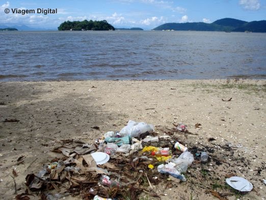 Praia suja em Paraty